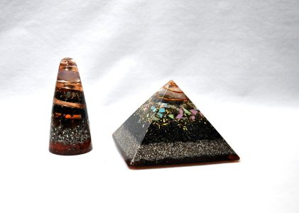L’orgonite pyramidale ou en bijou : vertus et bienfaits
